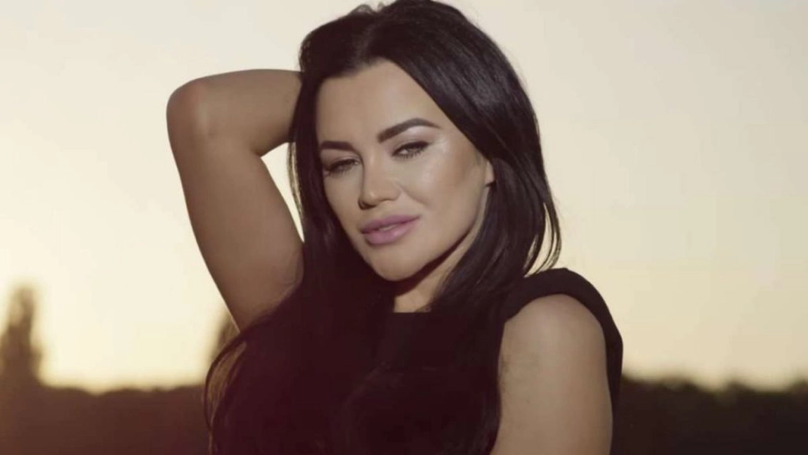 Carmen de la Sălciua s-a pozat în jacuzzi, într-un costum de baie minuscul
