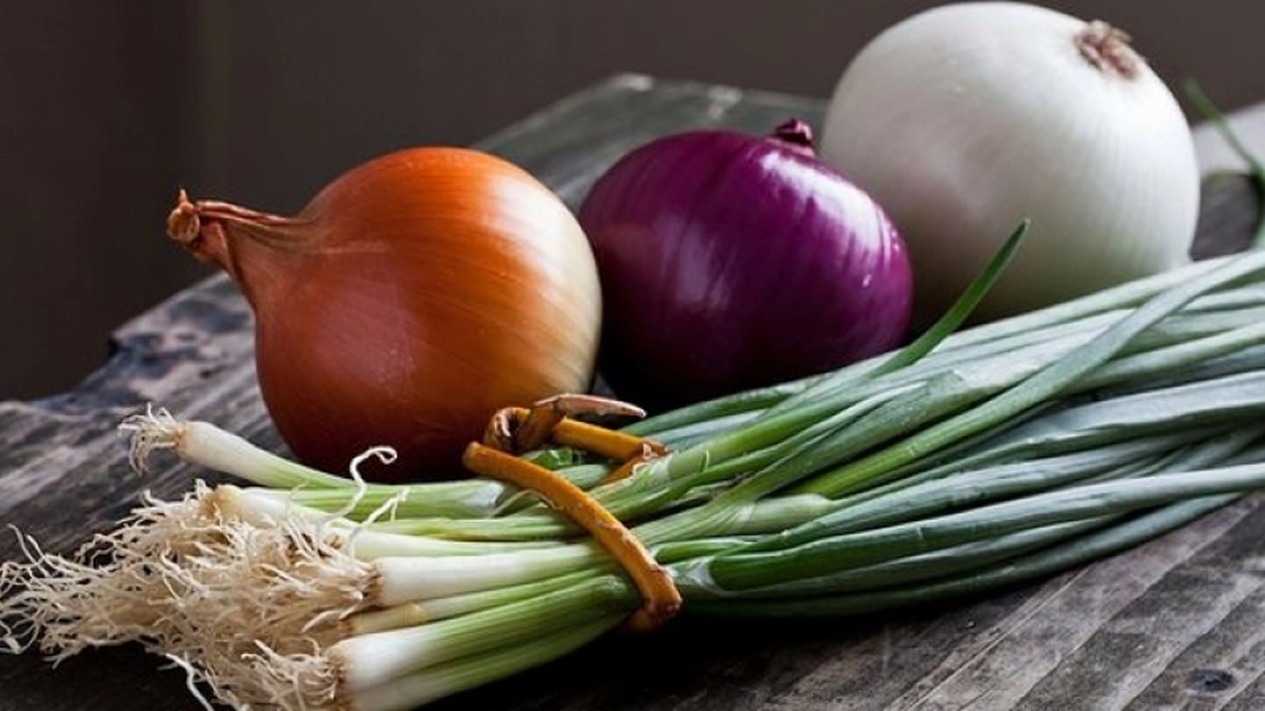 Mâncați ceapă cât de des, deoarece previne crizele de inimă, stimulează rinichii şi ficatul