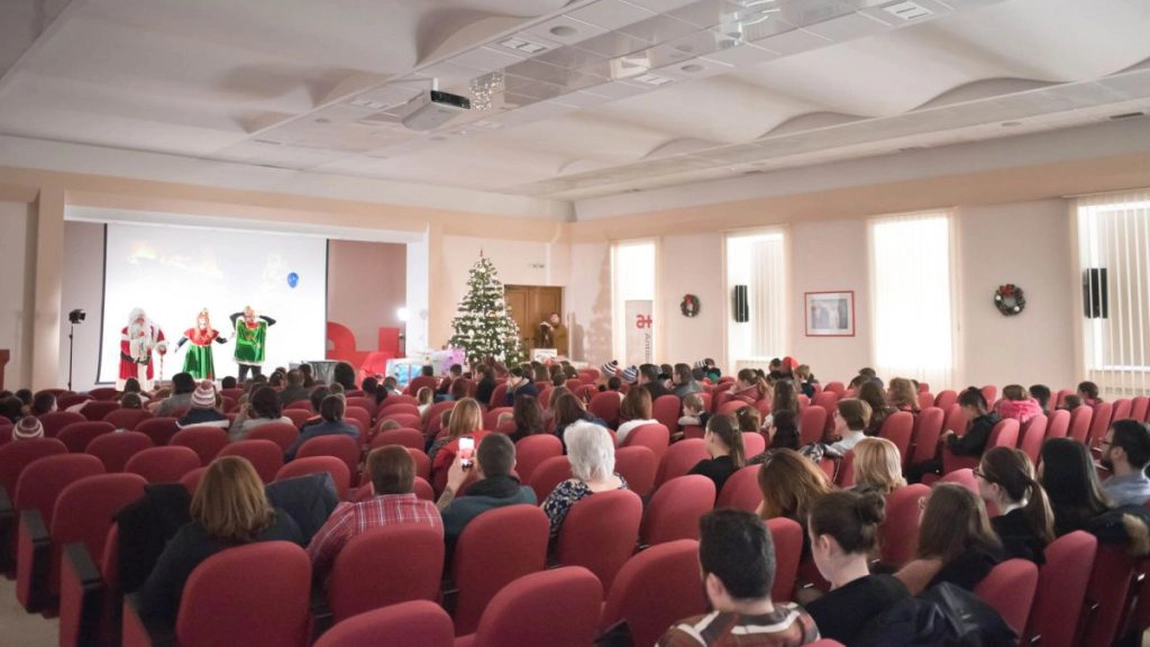 Moş Crăciun a împărțit cadouri la Antibiotice pentru 100 de copii nevoiaşi