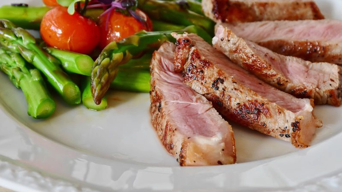 Friptură de porc cu bere! Secretul a fost divulgat de un maestru bucătar