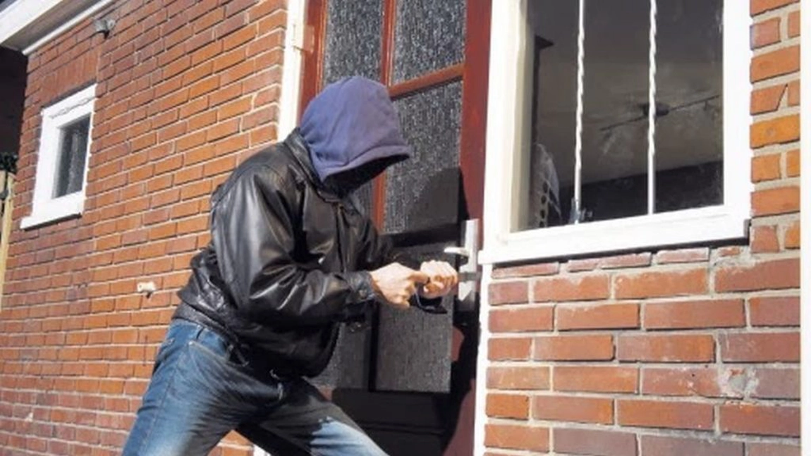 O bătrânică a rămas fără tot ce avea prin cămară. Doi tineri au furat, dar au fost prinși