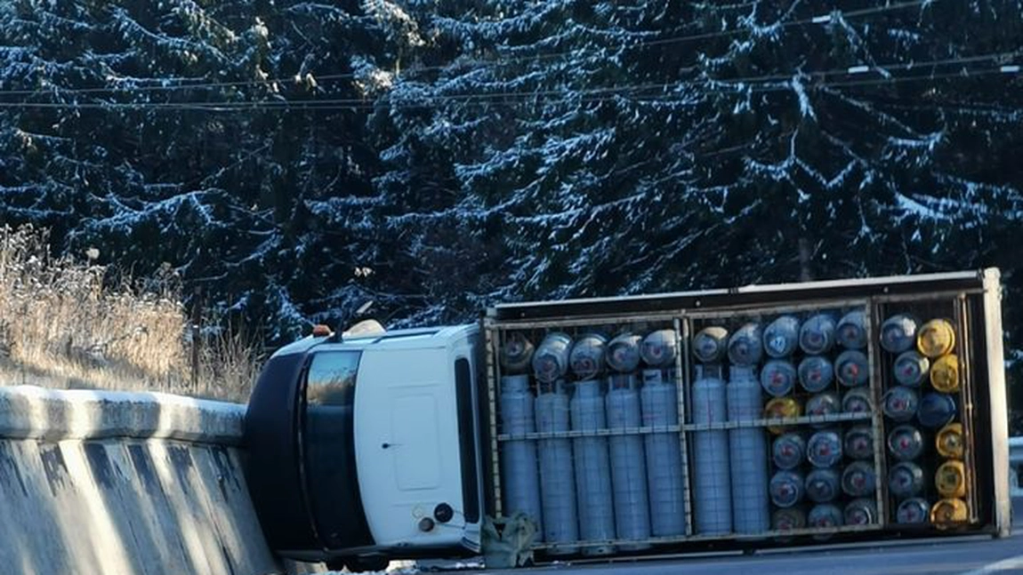 Autospecială încărcată cu butelii, răsturnată pe DN 17