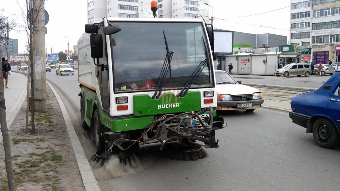 Firma de salubritate cumpără un utilaj modern pentru măturatul străzilor