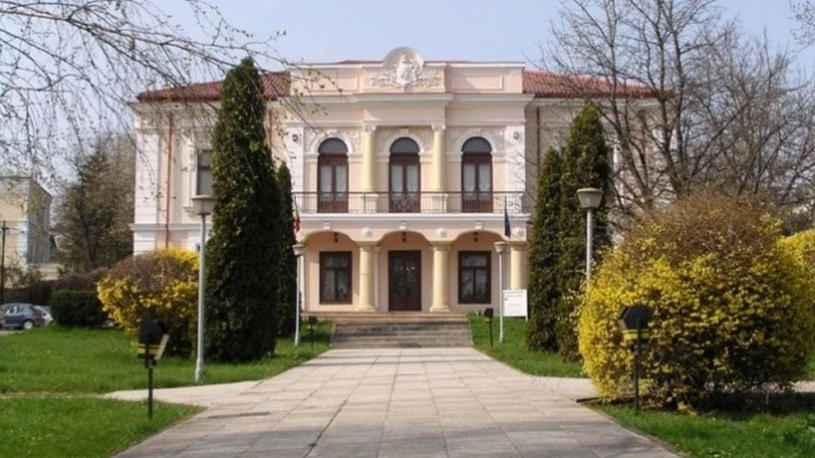 Lampa Junimii, obiectul lunii decembrie la Muzeul Național al Literaturii Române Iași