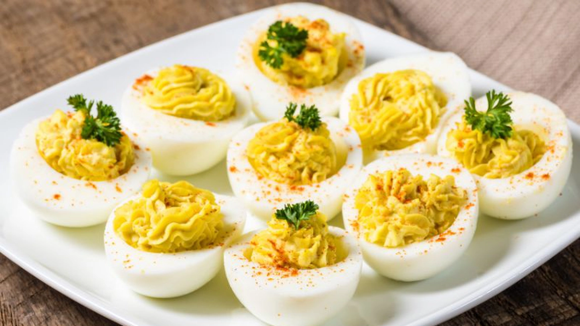 Ouă umplute cu cremă de gălbenuş, brânză, muştar şi maioneză!