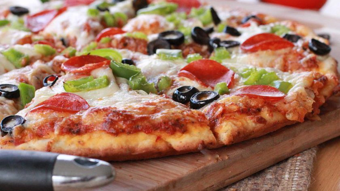 Pizza de casă cu blat pufos - Cum faci reţeta