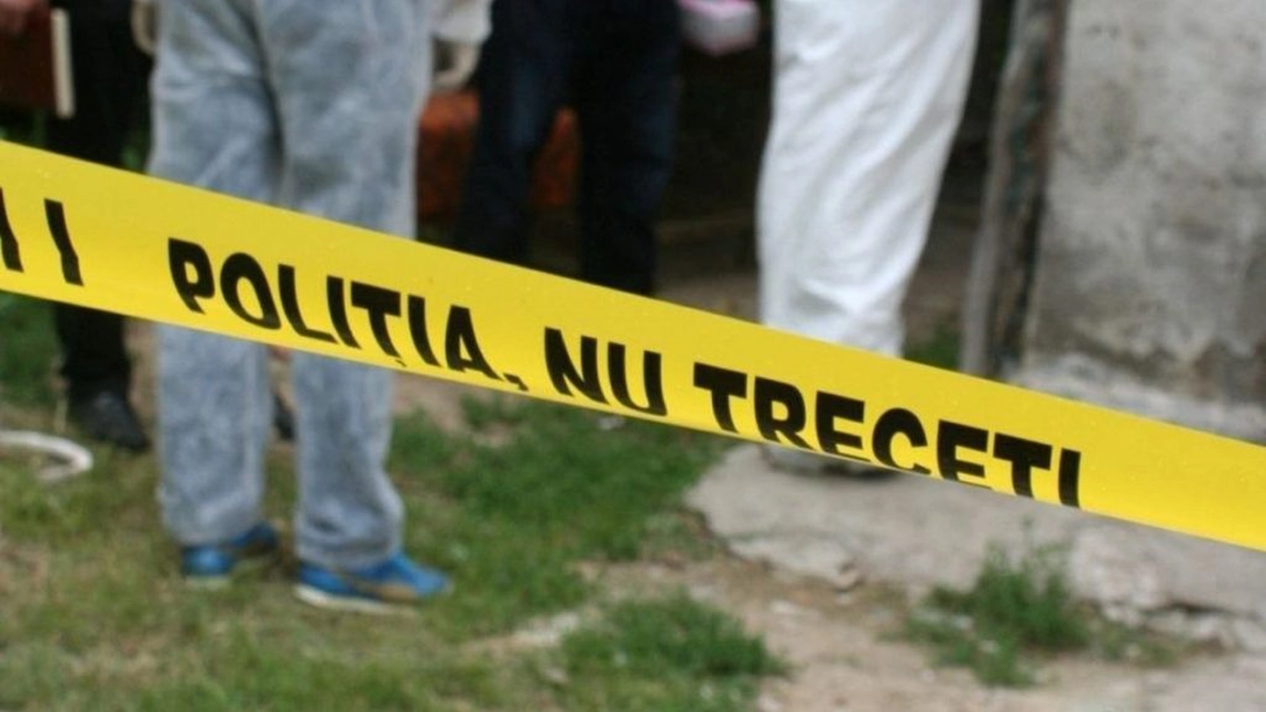 Exclusiv! O tânără din Iași și-a omorât iubitul de 71 de ani cu ciocanul de șnițele! După două zile de stat cu cadavrul în casă, a anunțat Poliția!