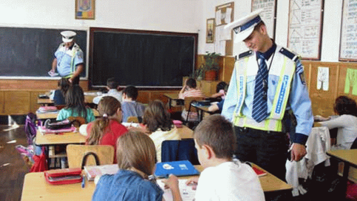 Elevii au fost din nou vizitați de polițiști. Iată care a fost motivul