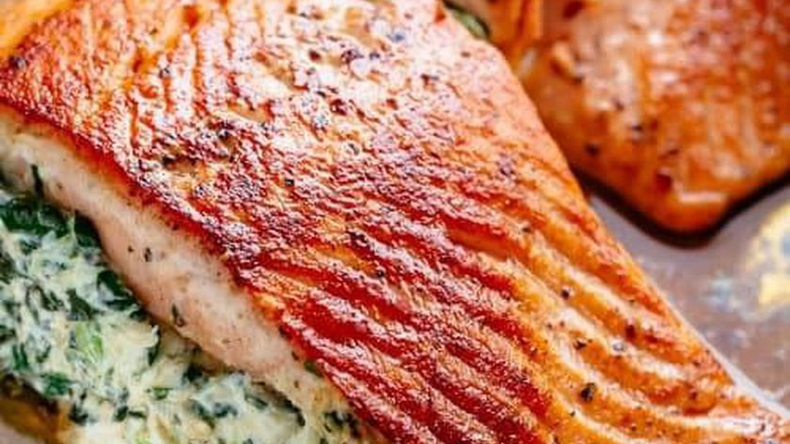 Ingrediente pentru Somon la cuptor, umplut cu brânză feta şi roşii