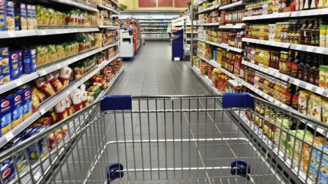 Caz îngrijorător! Pe rafturile unor supermarketuri au fost descoperite sticle de băutură care conțineau o substanță letală