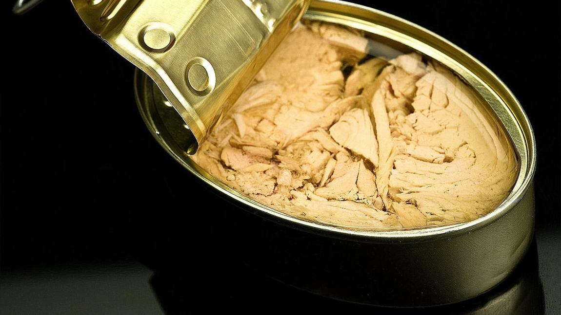 Tonul la conserva, in cantitate mare, duce la grave probleme de sanatate. Descopera portia saptamanala pentru un consum sigur