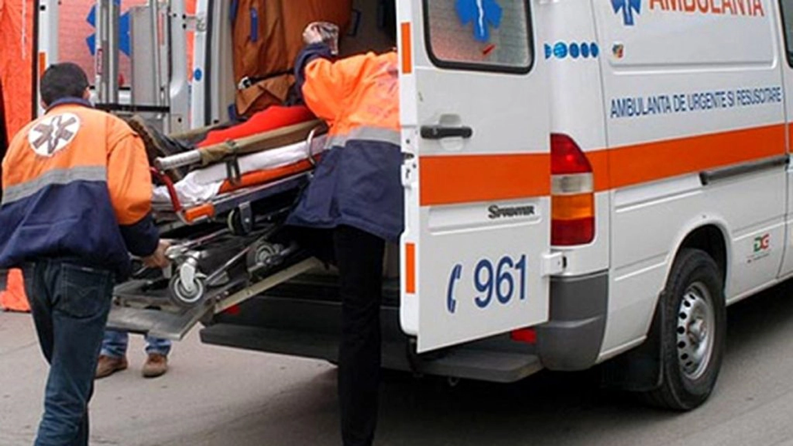 A băut până nu a mai simțit că îngheață! Un bărbat a ajuns de urgență la spital după ce a chefuit prea mult