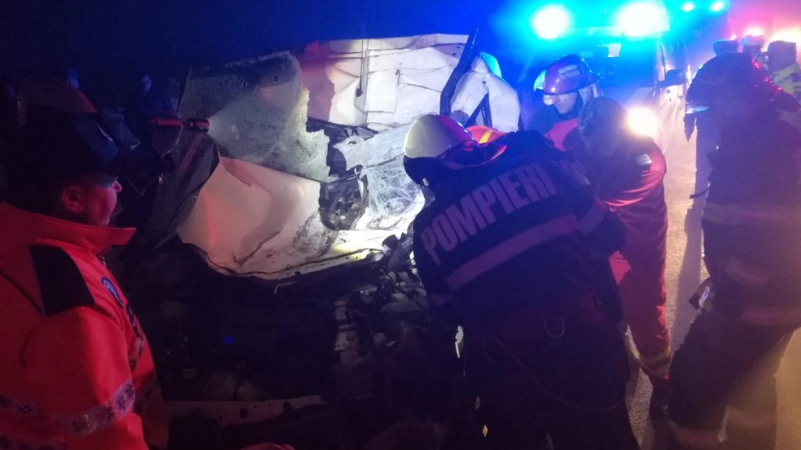 Accident rutier grav la Bârlad! A intrat intr-un TIR - FOTO