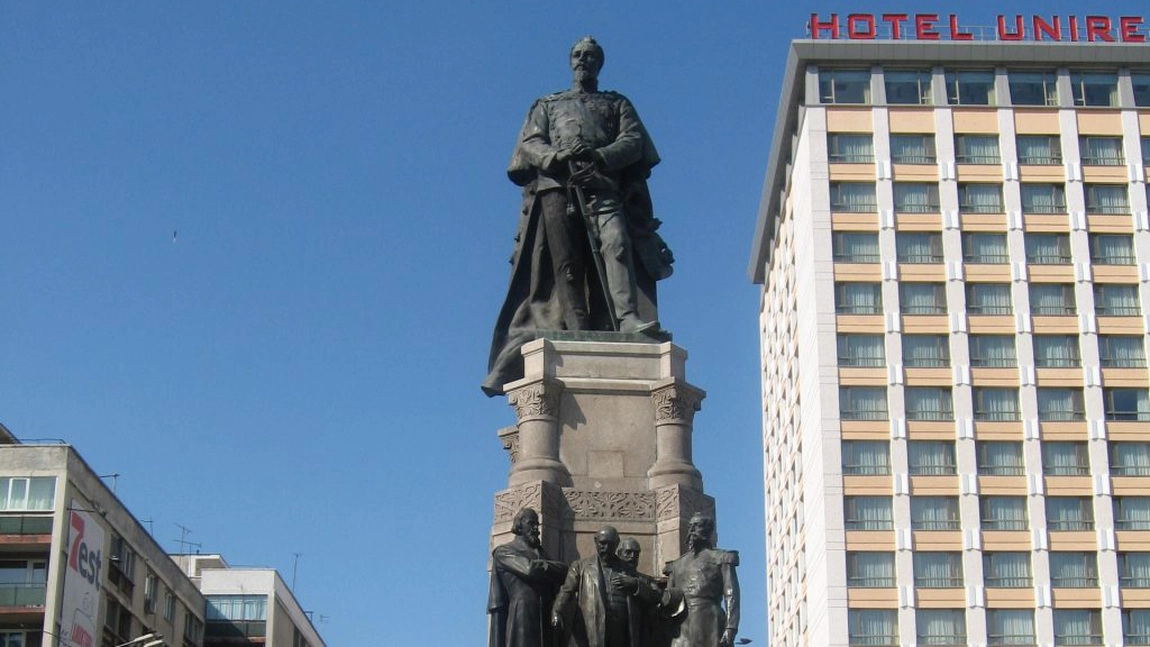 Pregătiri pentru ''Mica Unire''! Statuia lui A.I. Cuza este spalată - FOTO, UPDATE