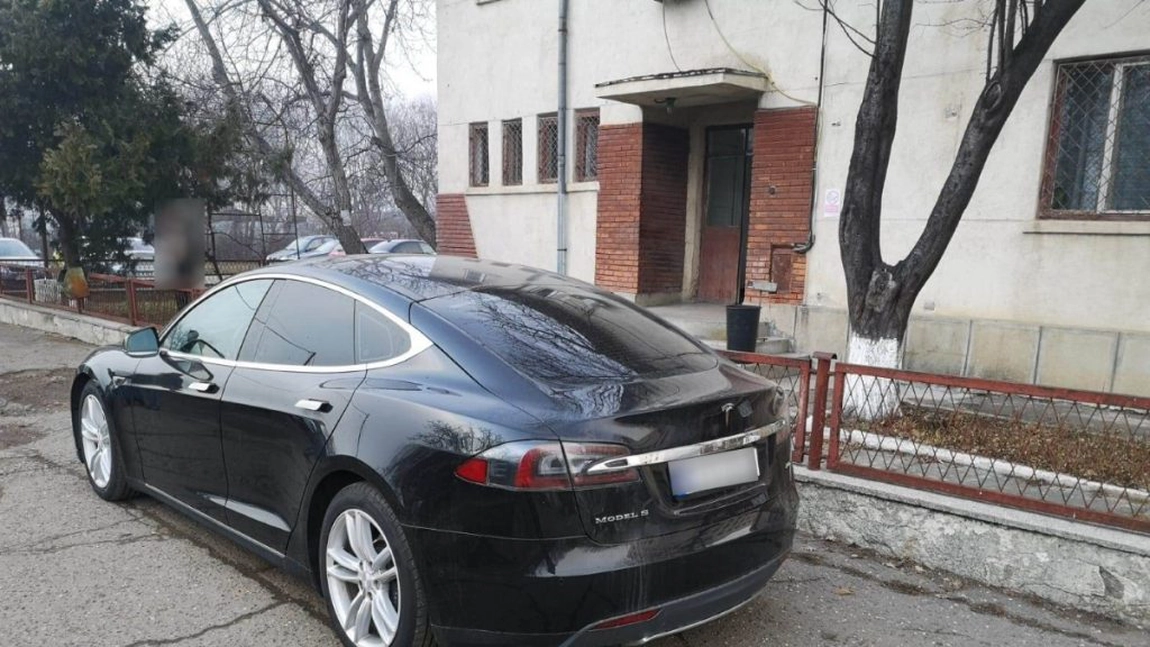 Autoturism TESLA în valoare de 50.000 euro, oprit în trafic la Iași și confiscat