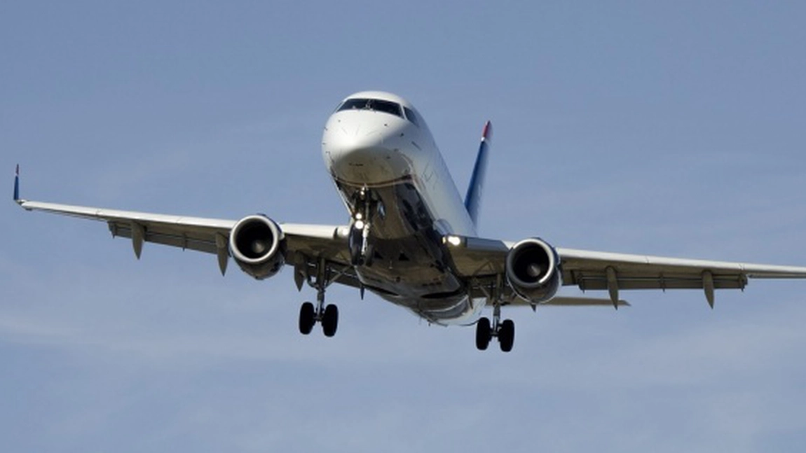 O persoană infectată cu COVID-19, care se află în stare gravă, a fost transportată de la Suceava la București cu o aeronavă de tip C-27J Spartan