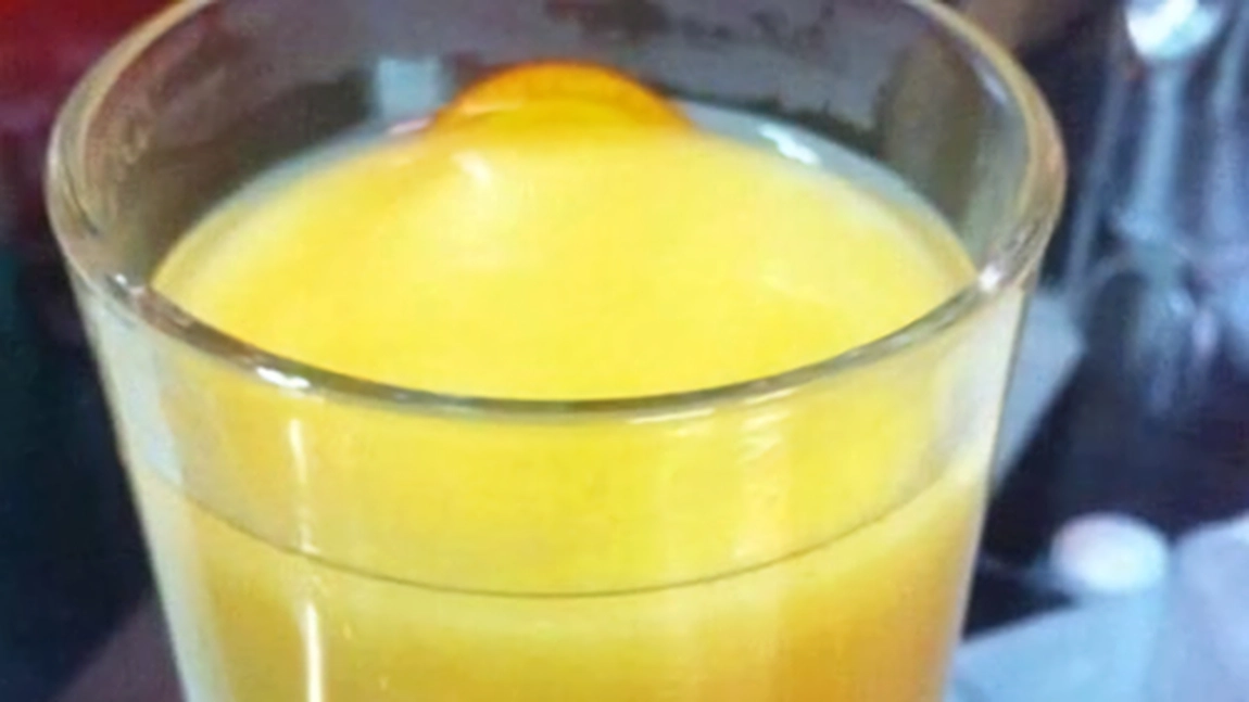 Beau în fiecare dimineață și îmi dispare treptat grăsimea de pe burtă și coapse iar părul și pielea sunt ca în tinerețe