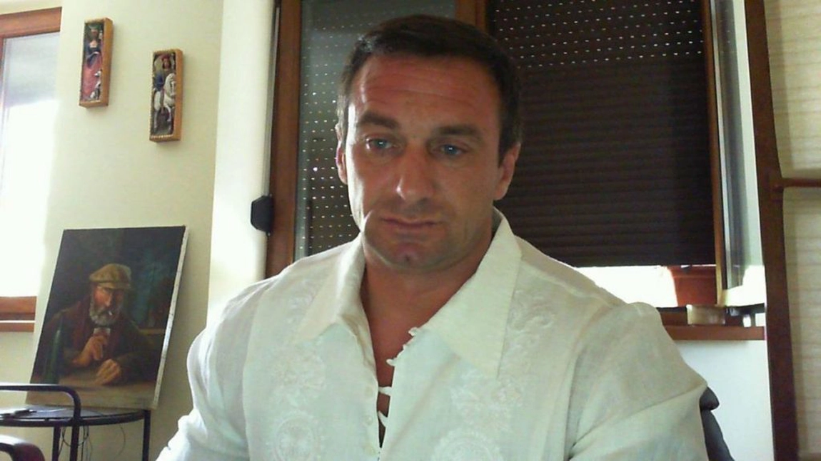 Combinații scandaloase făcute din umbră prin firma unui cunoscut interlop fugit din țară. Fosta soție încearcă să ascundă milioanele de autorități