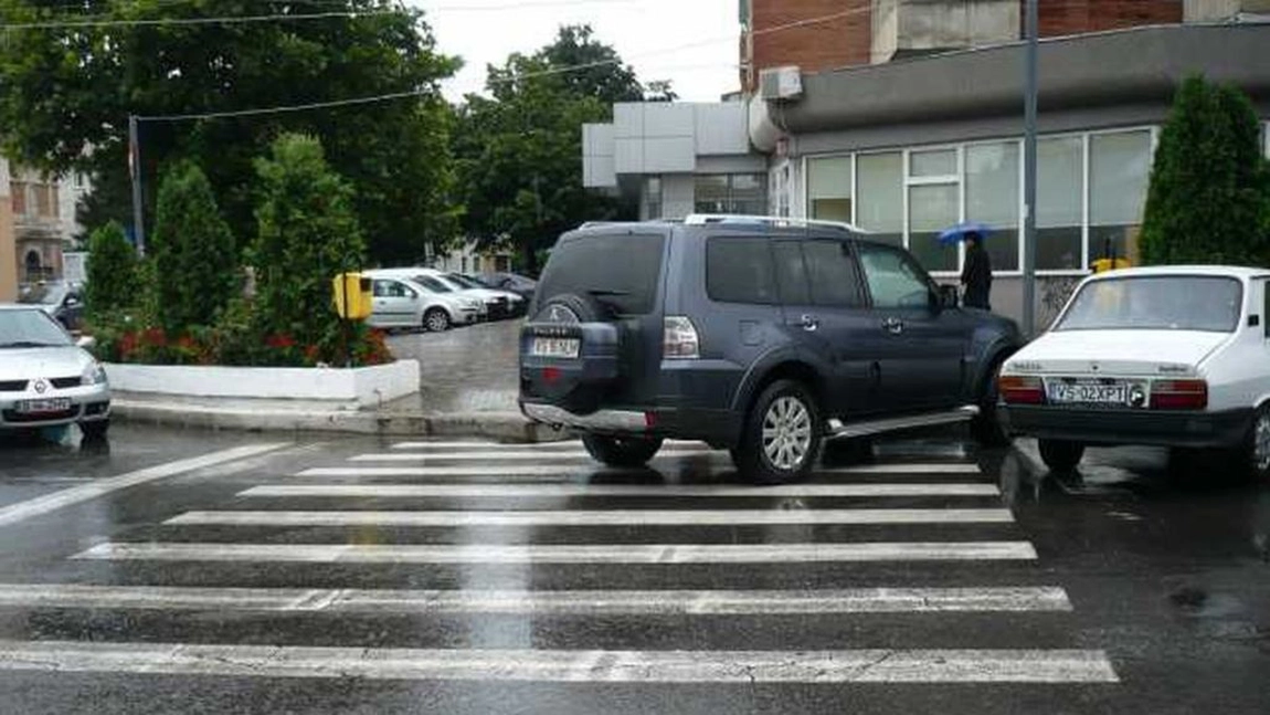 Tot mai mulți șoferi parchează pe trecerile de pietoni și în locuri nepermise
