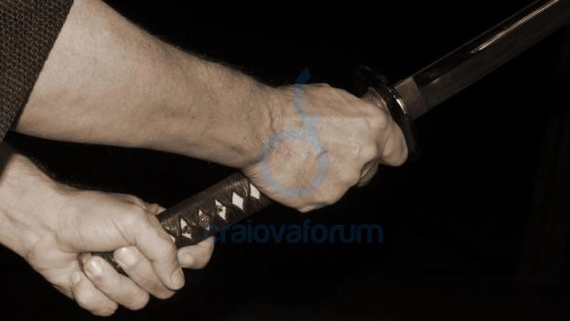 Exclusiv! Violenţă domestică la Iaşi. Un bărbat şi-a bătut fosta iubită şi l-a tăiat cu sabia pe concubinul acesteia