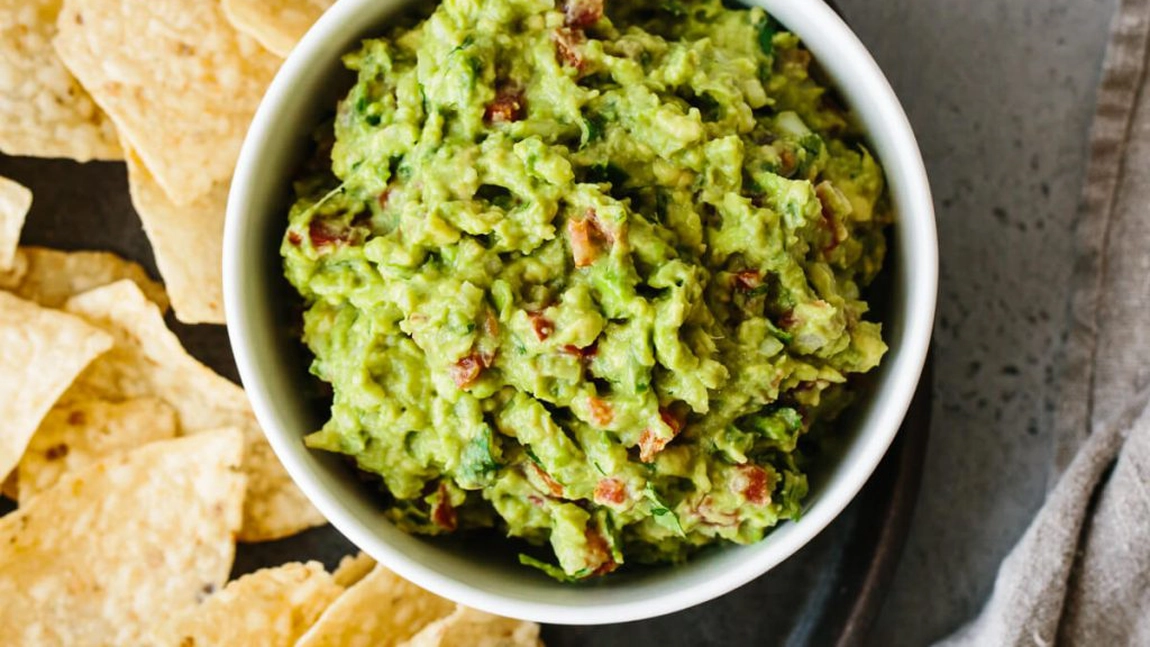 Cum pregăteşti sosul guacamole în numai 10 minute
