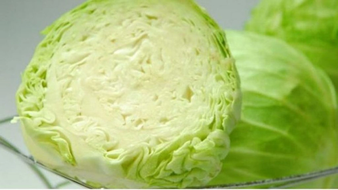 Varza ne scăpa de durerile articulare și de picioarele umflate