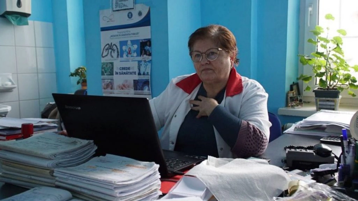 ALARMANT! O doctoriță din Iași, hărțuită și agresată chiar în cabinet! Au intrat peste ea, au scuipat-o și au obligat-o să prescrie rețete și trimiteri! Nimeni nu a sărit în ajutor - FOTO