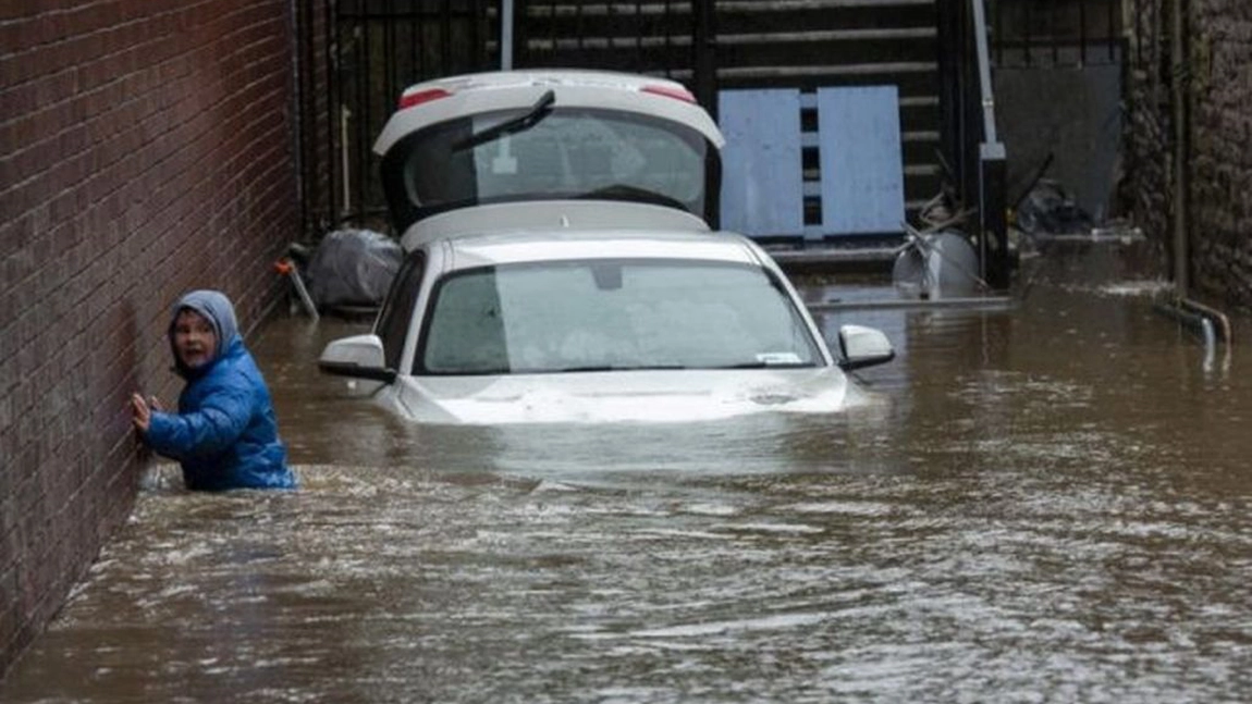 Cod roșu în Marea Britanie. Furtuna Dennis face ravagii. Armata s-a mobilizat