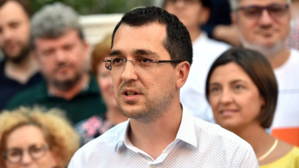Incredibil! Campanie penibilă făcută de Vlad Voiculescu! Şi-a făcut cont pe Tinder
