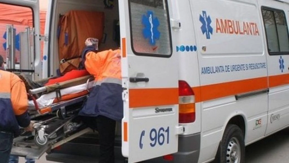 Bătăie ca în vestul sălbatic! Un bărbat a ajuns în stare de inconștiență la spital după ce a fost agresat de un grup de indivizi