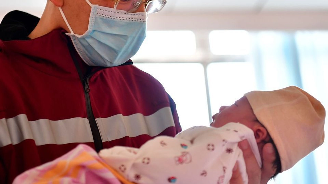 Un nou născut, infectat cu coronavirus. Bebeluşul s-a vindecat fără tratament