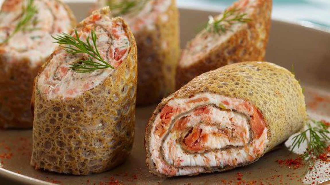 Ingrediente pentru clătite cu pastă de avocado, brânză şi somon afumat