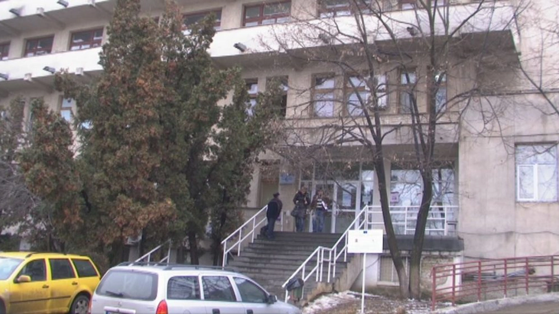 Medicii din Iași se confruntă cu un caz extrem de rar! Unei tinere îi curge sânge din nas și din gură doar dacă face doi pași! Verdictul este halucinant