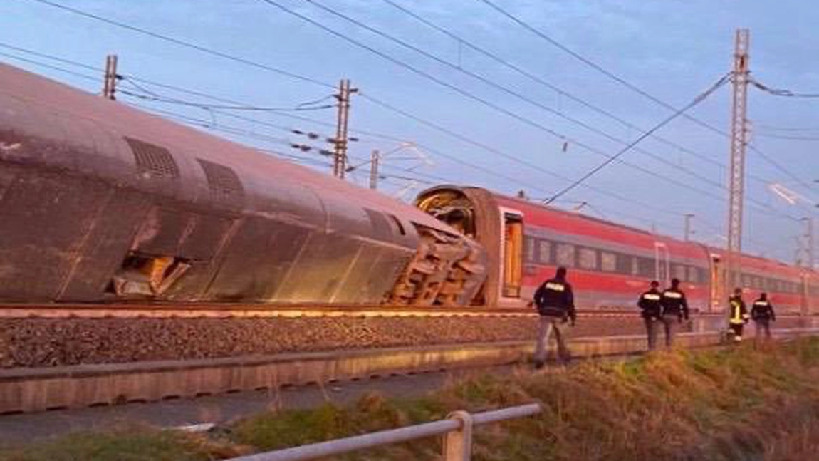 Un tren de mare viteză a deraiat în Italia. Sunt două persoane decedate şi alte 30 ranite - FOTO