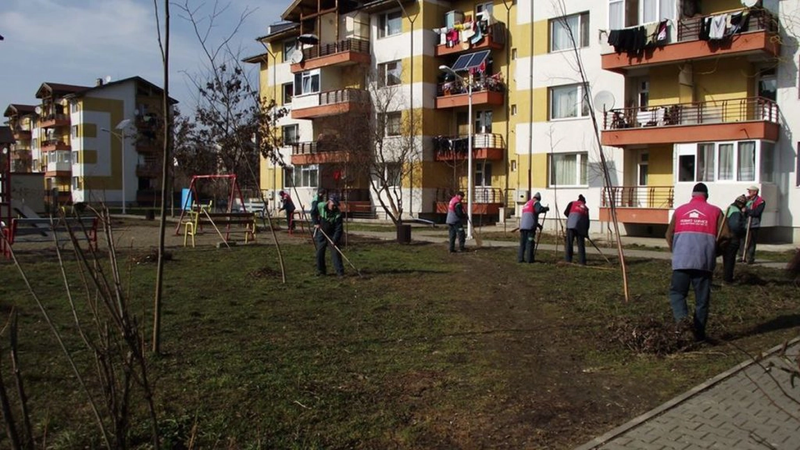 Termo-Service a început campania de curățenie a spațiilor verzi din cartiere