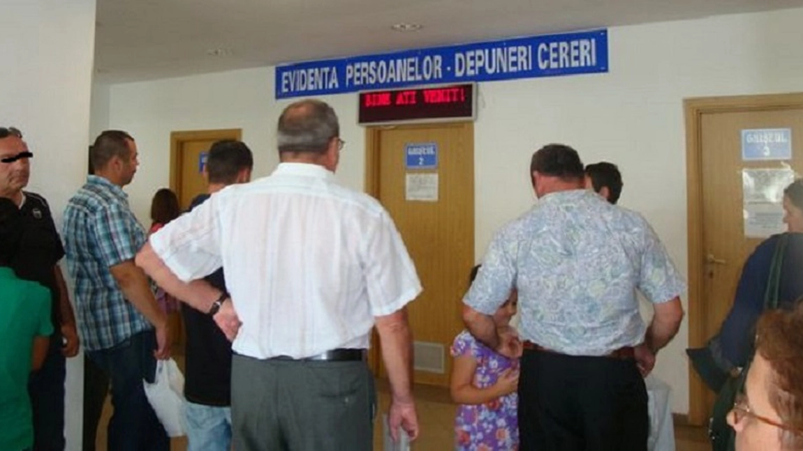 Zeci de angajați de la Evidența Populației din Capitală, în izolare