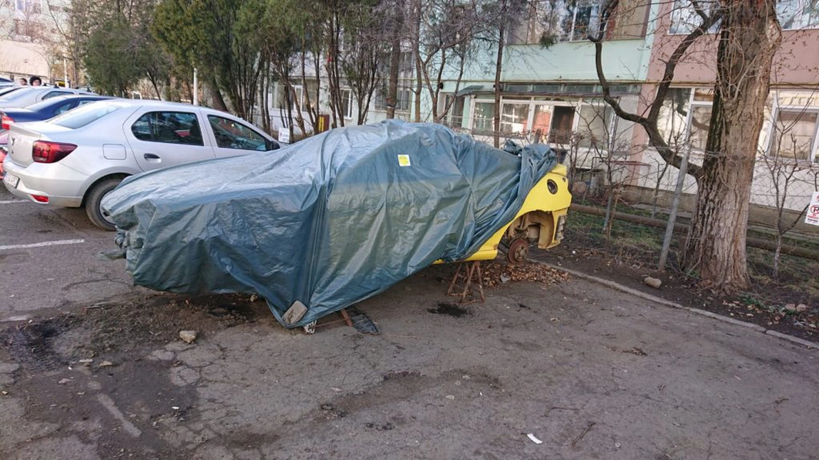 Peste o sută de maşini abandonate în zona Primăverii din Iaşi - FOTO