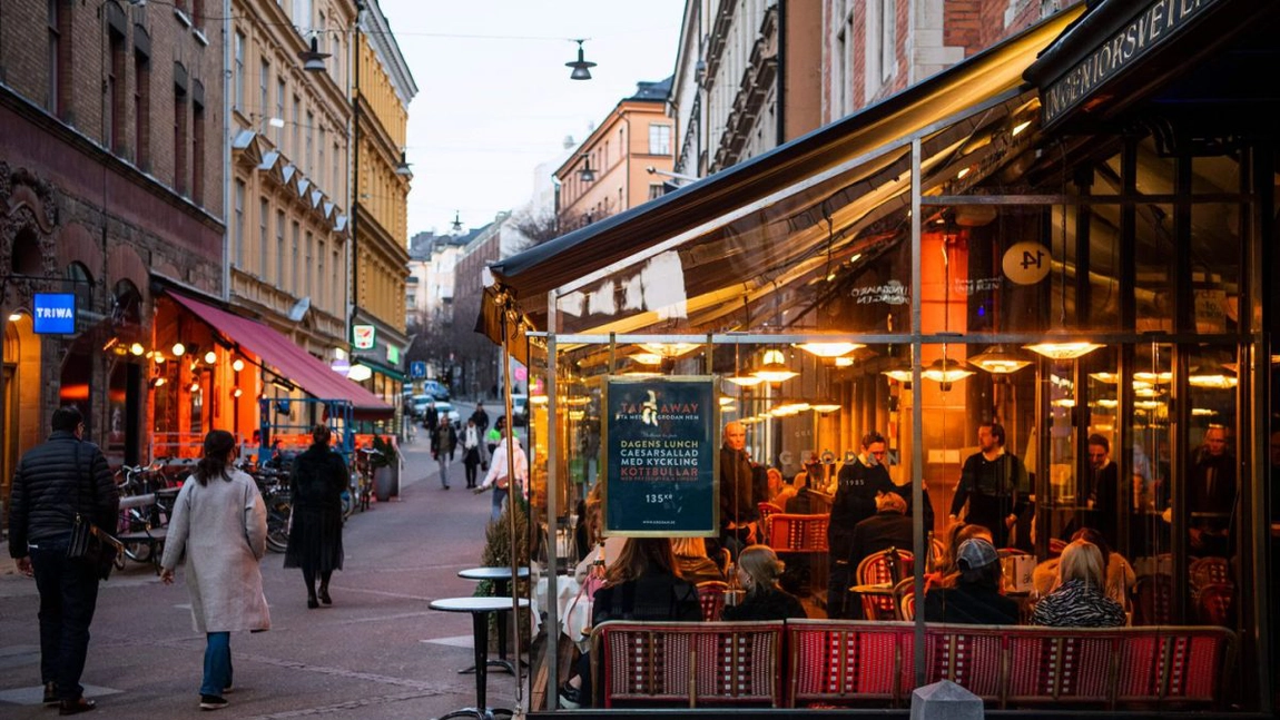 Suedia nu ia măsuri restrictive și rămâne o țară deschisă. Mizează pe conştiinţa cetăţenilor