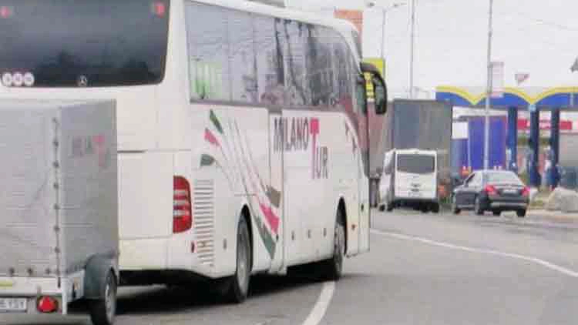 Autocar cu români veniți din Italia, oprit în Oradea. Toți pasagerii vor fi puși în carantină