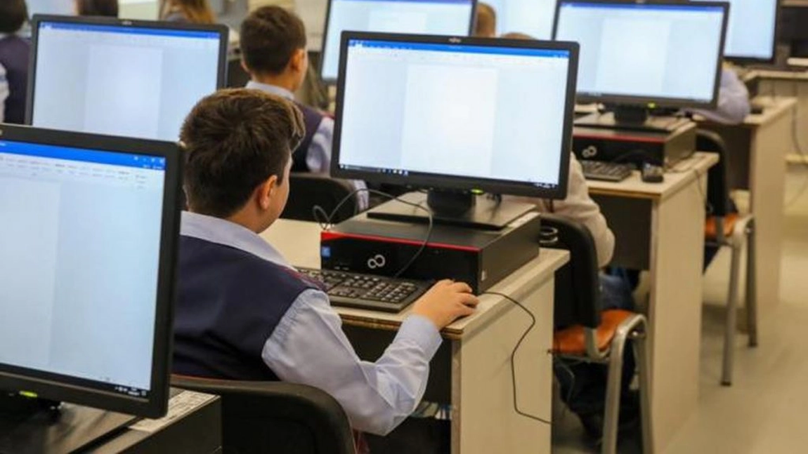 EXCLUSIV! Cum le predau și cum fac evaluările profesorii din Iași cu elevii, în sistem on-line, în perioada epidemiei de coronavirus! Ce transmit cadrele didactice și cum reacționează școlarii