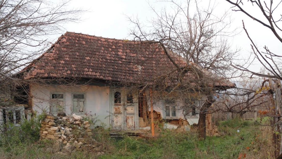 Exclusiv! Un bărbat izolat într-o casă părăsită a rămas fără alimente