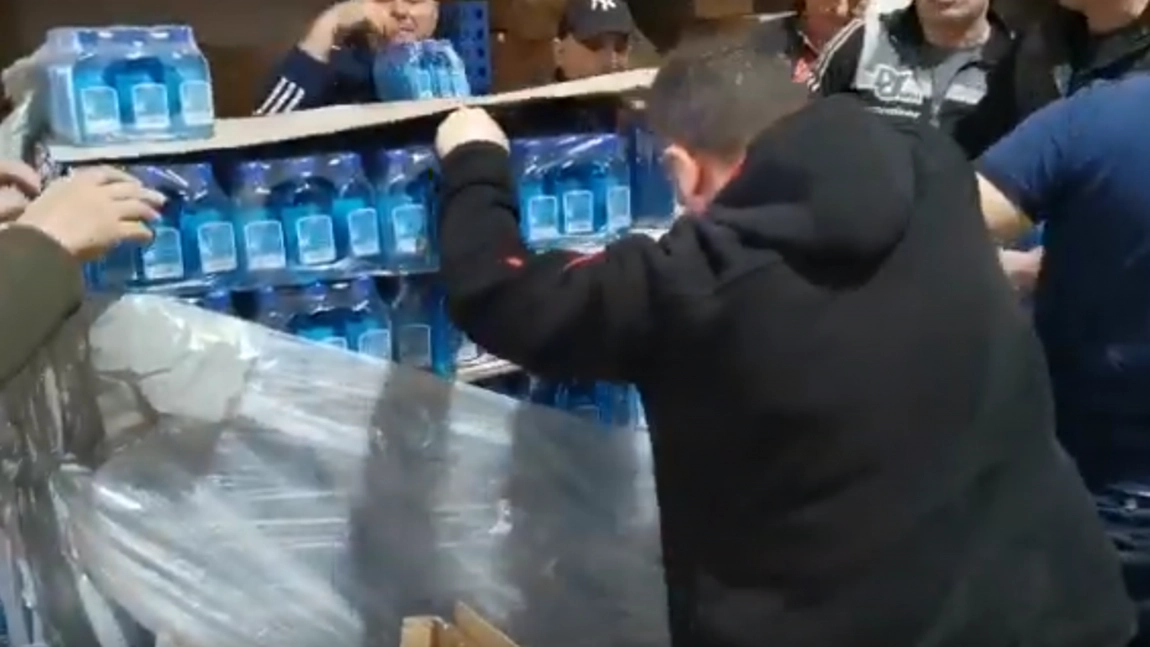 Constănţenii au cumpărat baxuri întregi de spirt. Cozi interminabile în supermarket-uri - VIDEO
