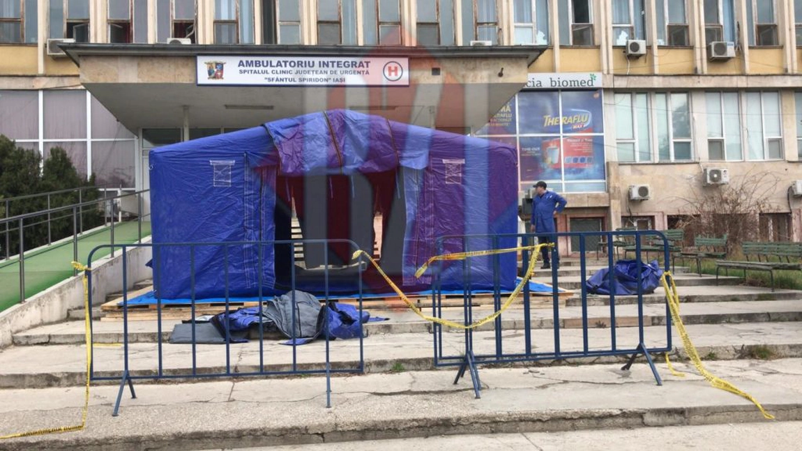 Se montează corturi în faţa Spitalului „Sf. Spiridon“ Iași - FOTO / VIDEO
