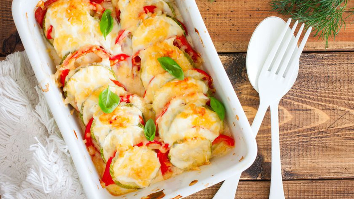 Reţetă de caşcaval, dovlecel şi roşii la cuptor