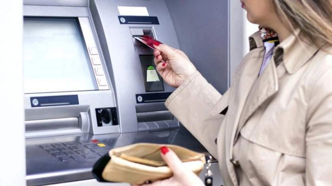 Exclusiv! Bancă, dată în judecată la Iași! O femeie s-a trezit fără câteva mii de euro în cont! Reclamanta cere daune morale de 10.000 de lei după ce banii ei au ajuns în contul unui bărbat!