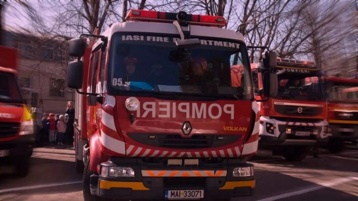 Depozit de animale, mistuit de flăcări. Intervenție extremă a pompierilor ieșeni