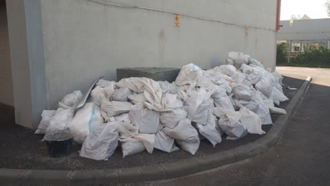 Amendă usturătoare pentru un ieșean care a depozitat saci de moloz pe spațiul public