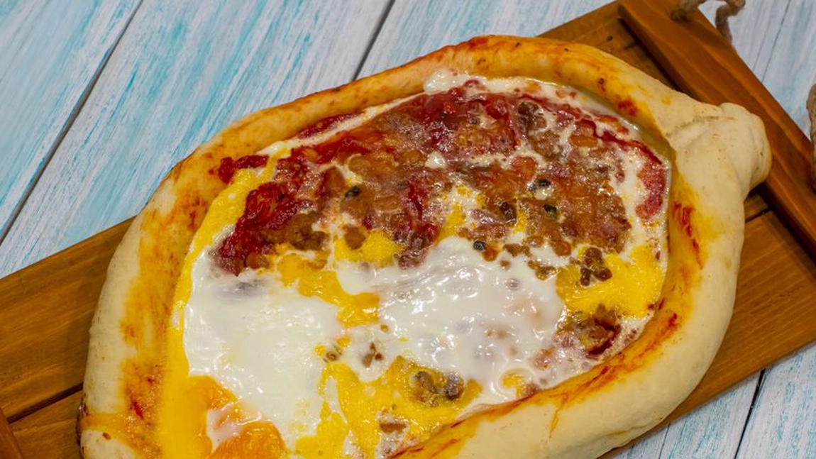 Pizza turcească cu umplutură de brânză, carne şi ouă
