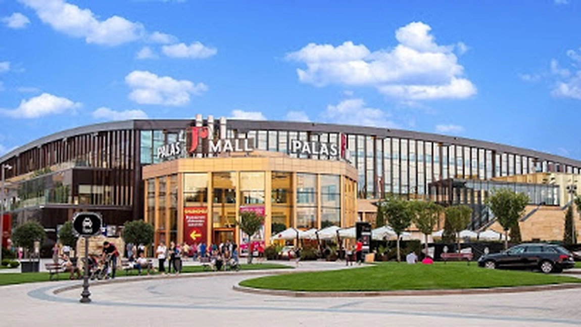Activitatea Palas Mall şi Iulius Mall Iaşi, suspendată temporar - Hypermarketurile, magazinele alimentare, farmaciile, PET Shop-urile şi curăţătoriile rămân deschise
