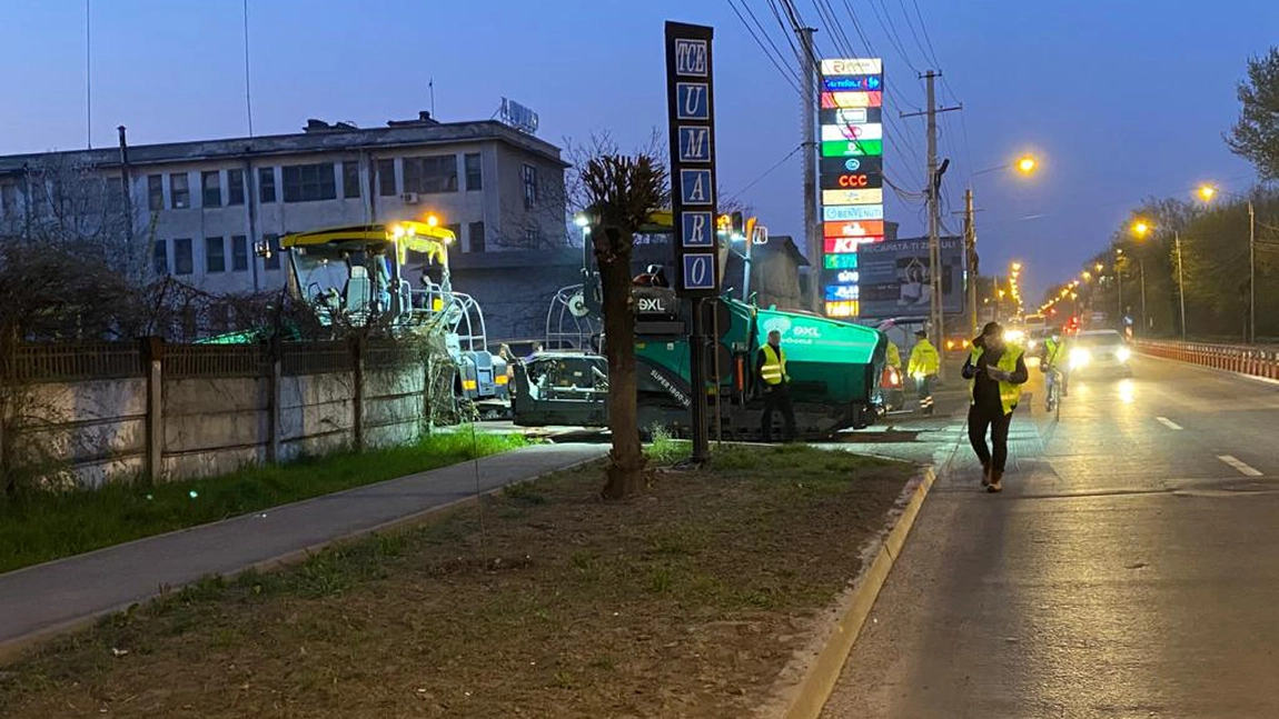 Lucrări de așternere a covorului asfaltic executate în această dimineață pe DN 2 - FOTO